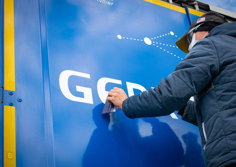 Încărcați imaginea în vizualizatorul Galerie, Inscripționare prin colantare Cars, Trucks & Vans